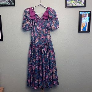 Beautiful Vintage Dress! Perfect for your dream picnic!